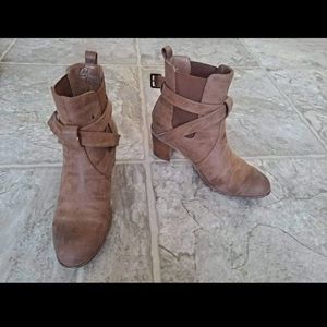 Sbicca light brown heeled ankle boots sz 7